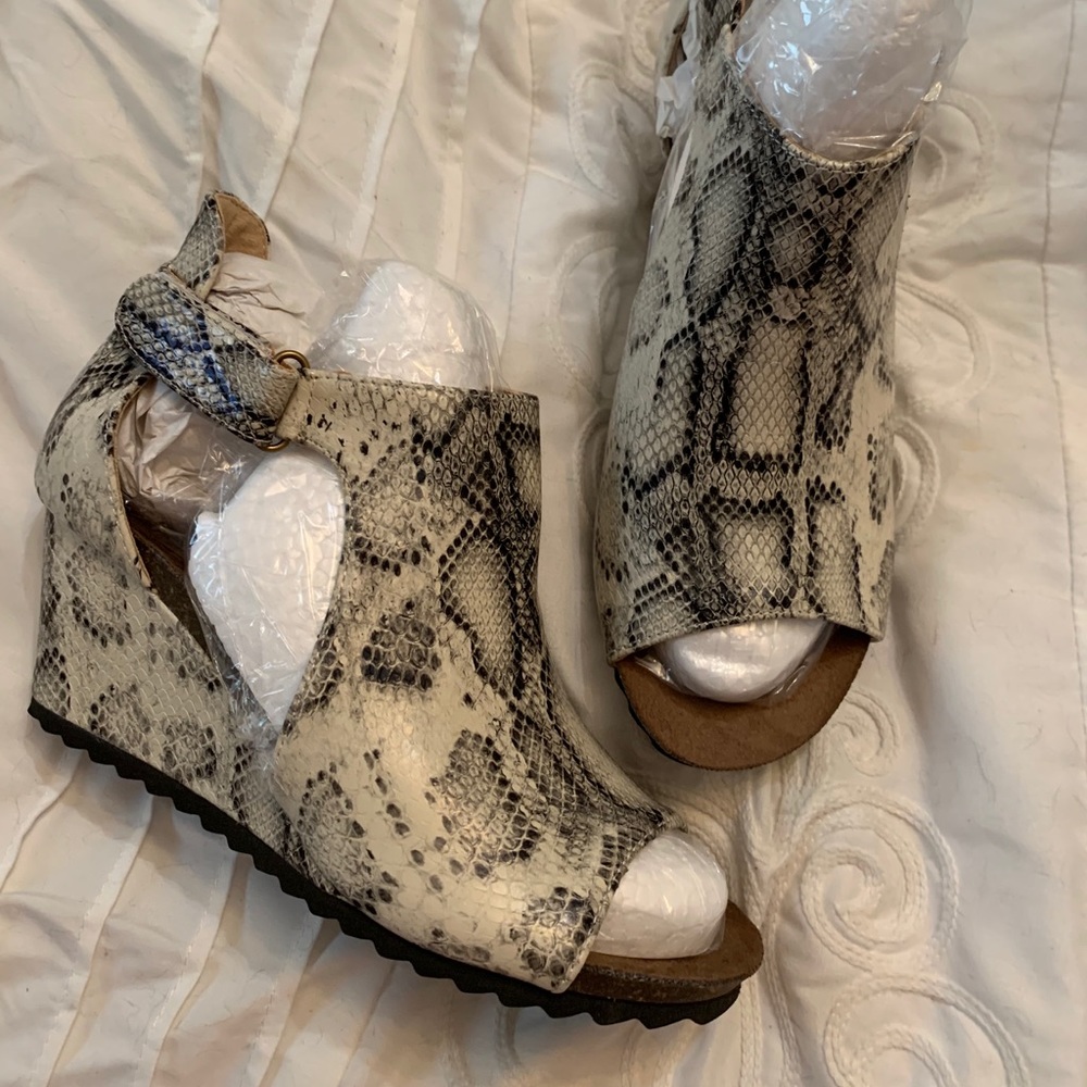 Open toe Wedges